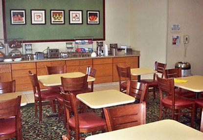 Fairfield Inn & Suites Peru Restaurant photo